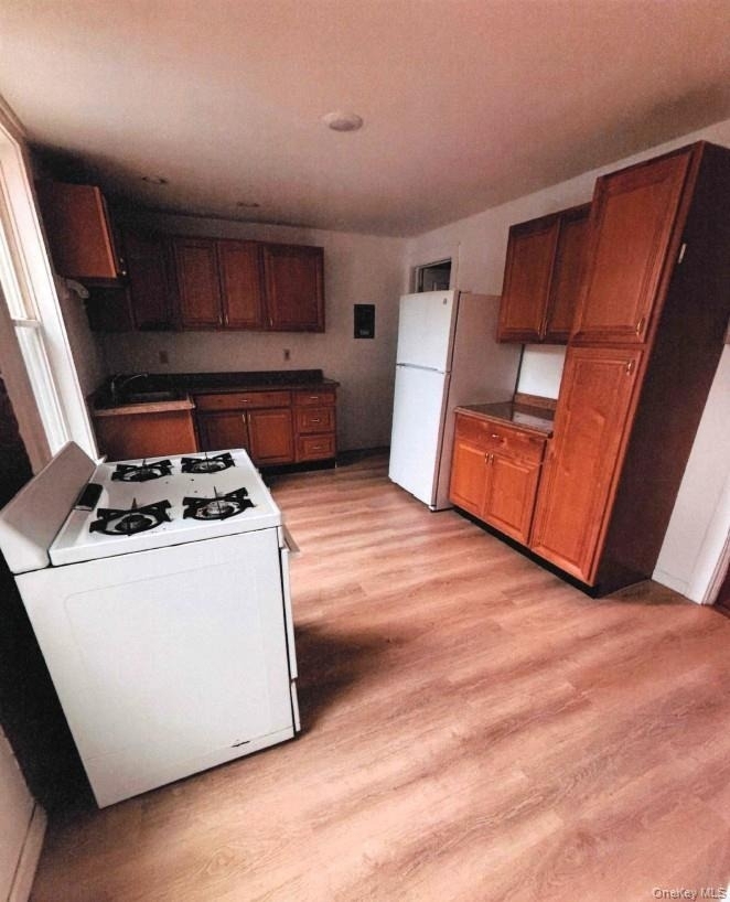 457 Main St - Photo 1