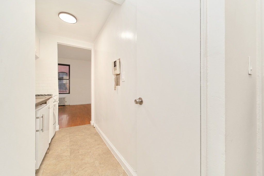 353 W 44th Street - Photo 7