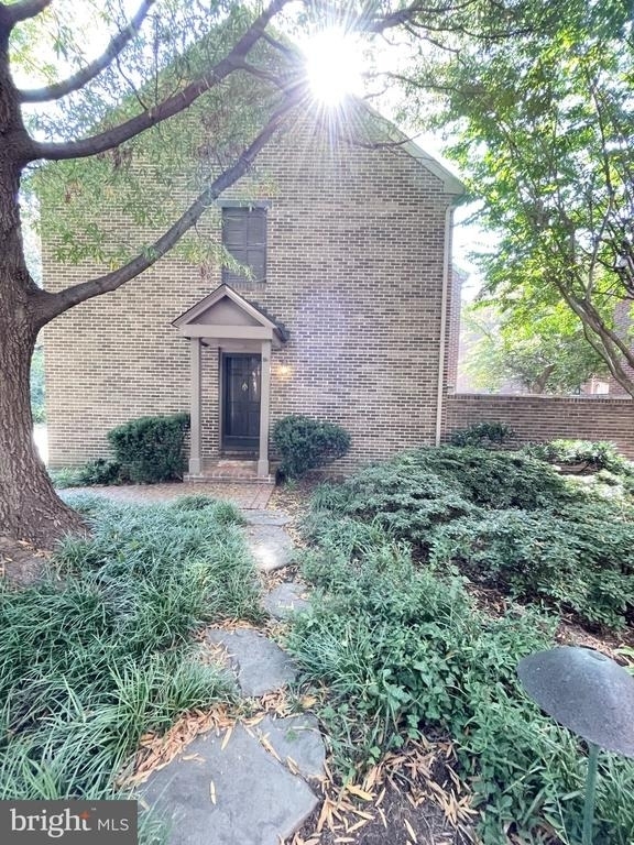 1208 W Abingdon Drive - Photo 0