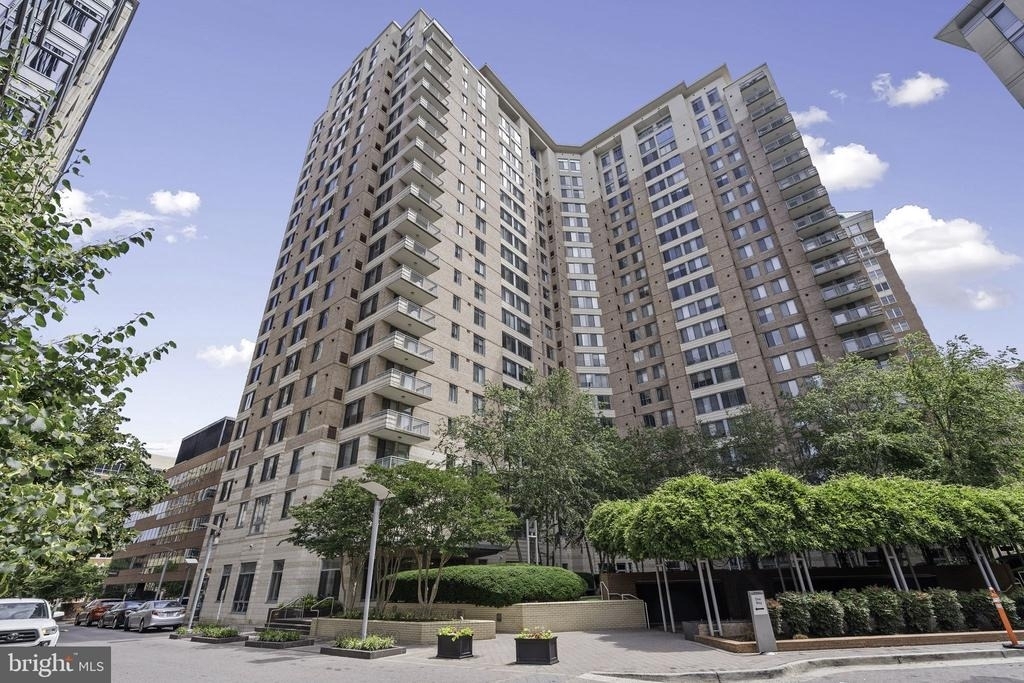 851 N Glebe Road N - Photo 0