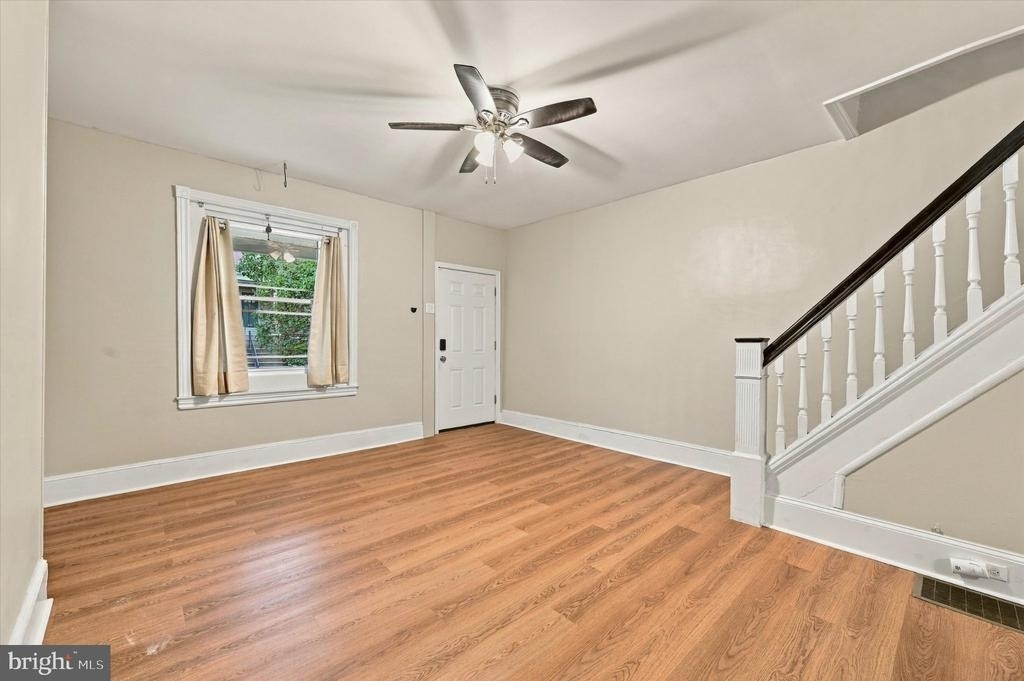 586 Martin Street - Photo 2