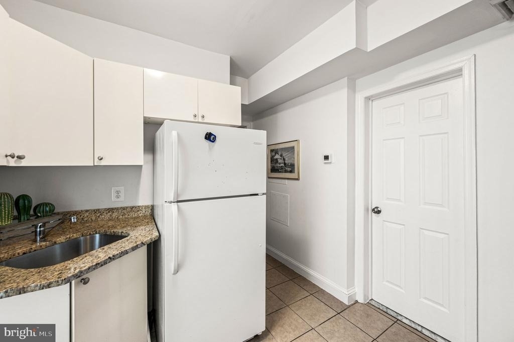 468 E Walnut Lane - Photo 2
