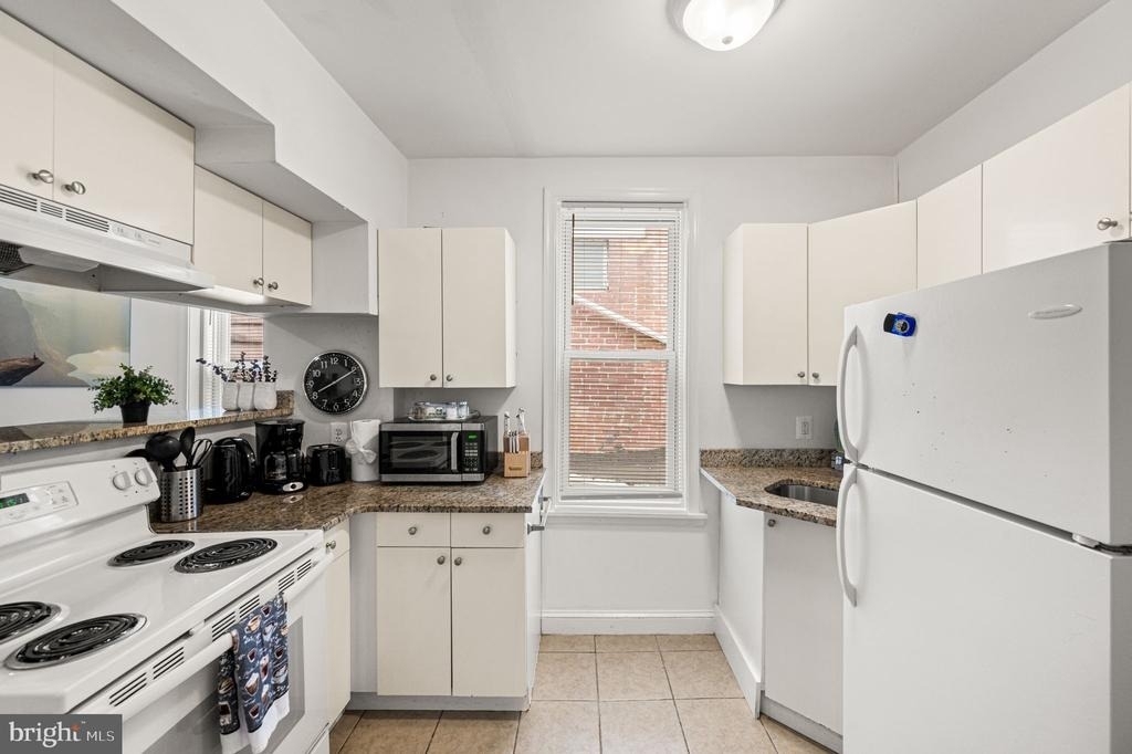 468 E Walnut Lane - Photo 7