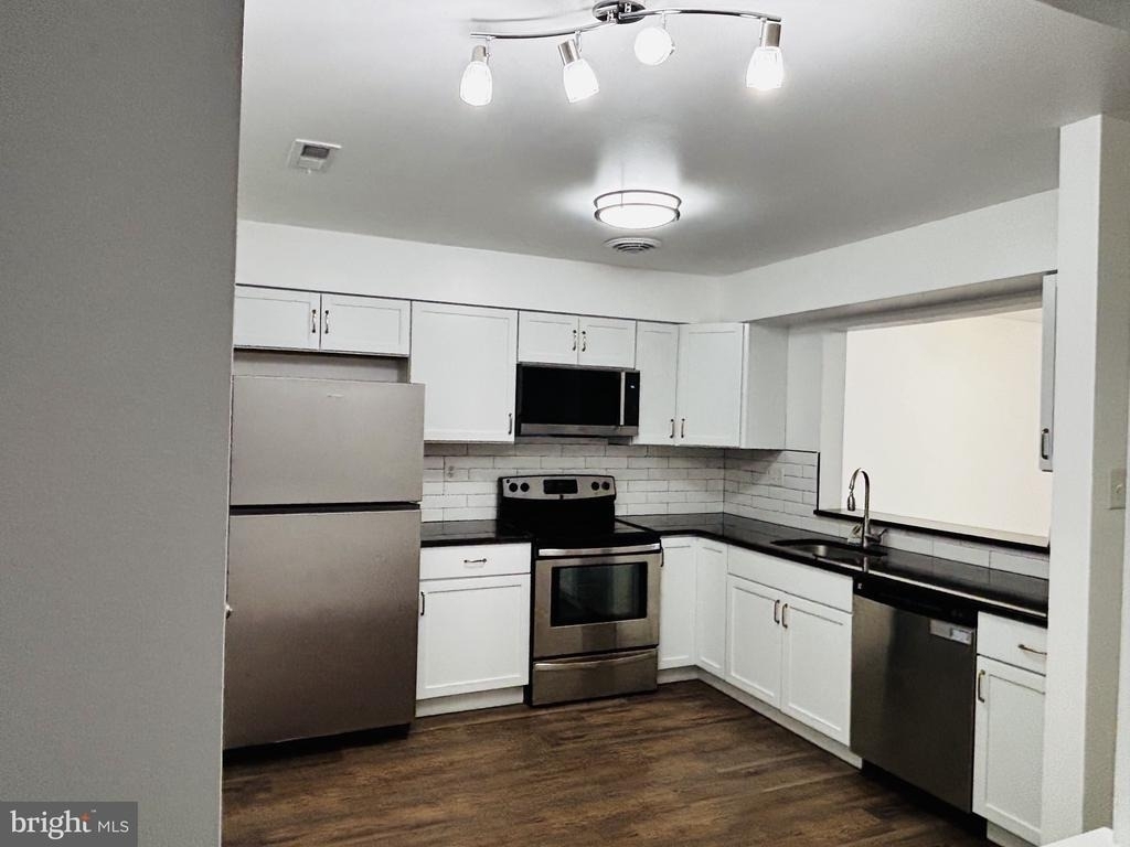 184 Victoria Court - Photo 1