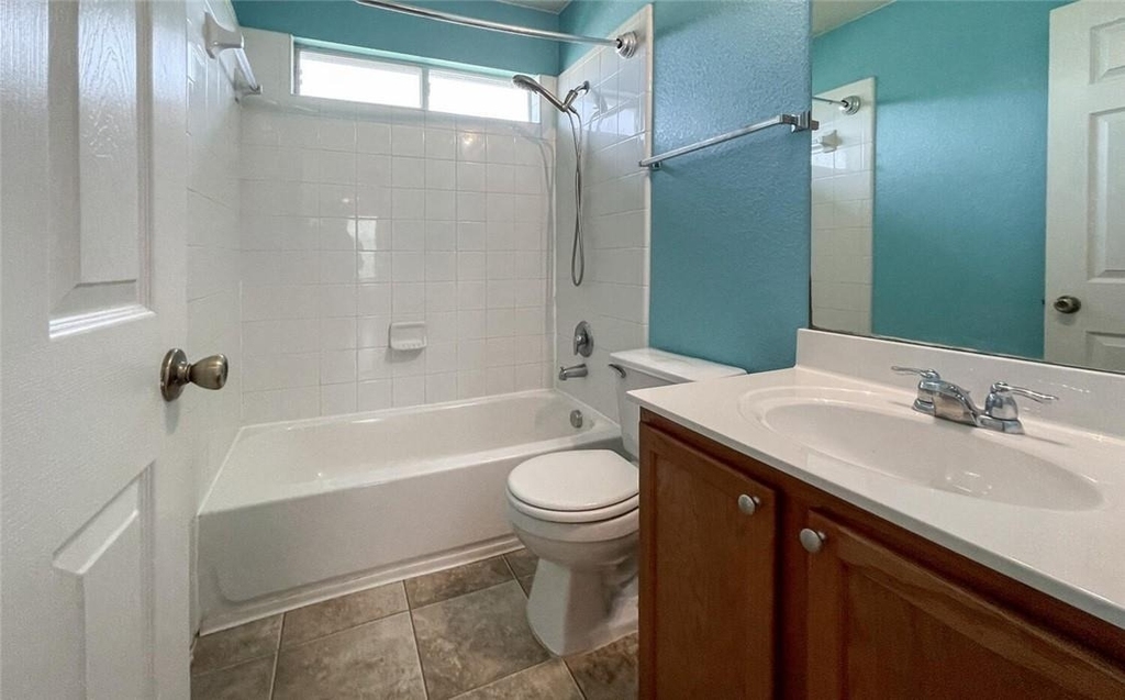 2237 Stoneleigh Dr - Photo 19