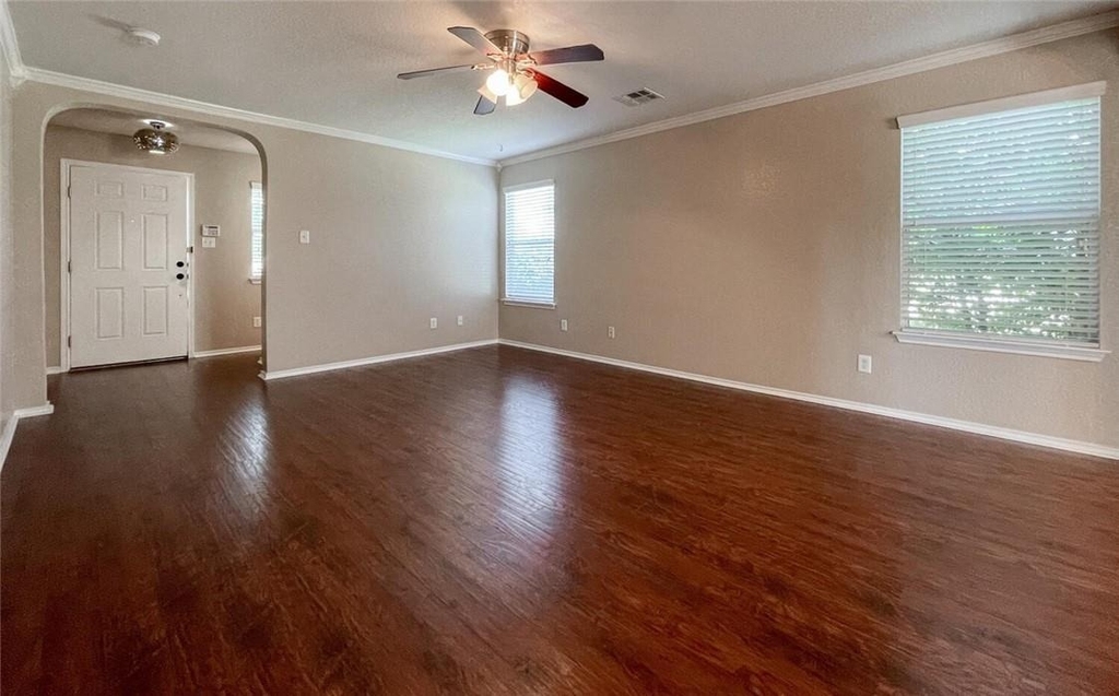 2237 Stoneleigh Dr - Photo 4