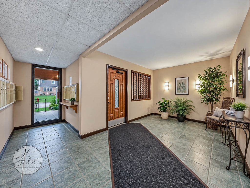 131 W Ellis Avenue - Photo 2