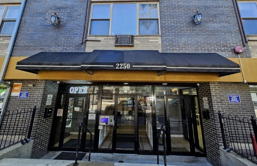 2250 N Lincoln Avenue - Photo 0