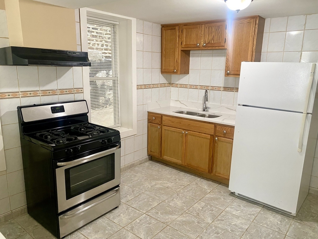 829 W 33rd Street - Photo 3