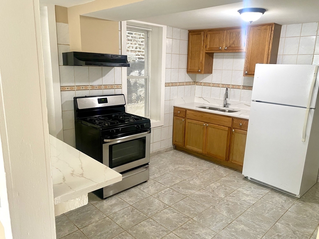 829 W 33rd Street - Photo 4