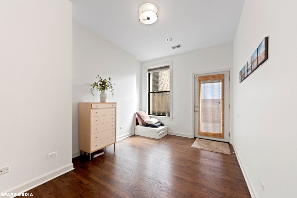 353 W Chicago Avenue - Photo 8