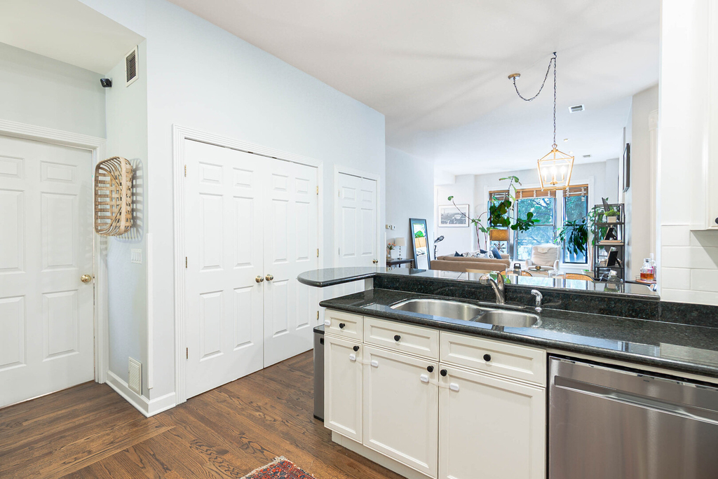 926 W Barry Avenue - Photo 3