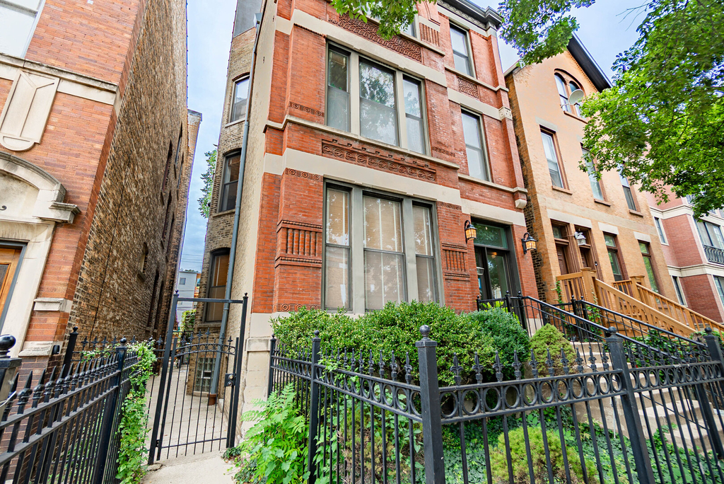 926 W Barry Avenue - Photo 0