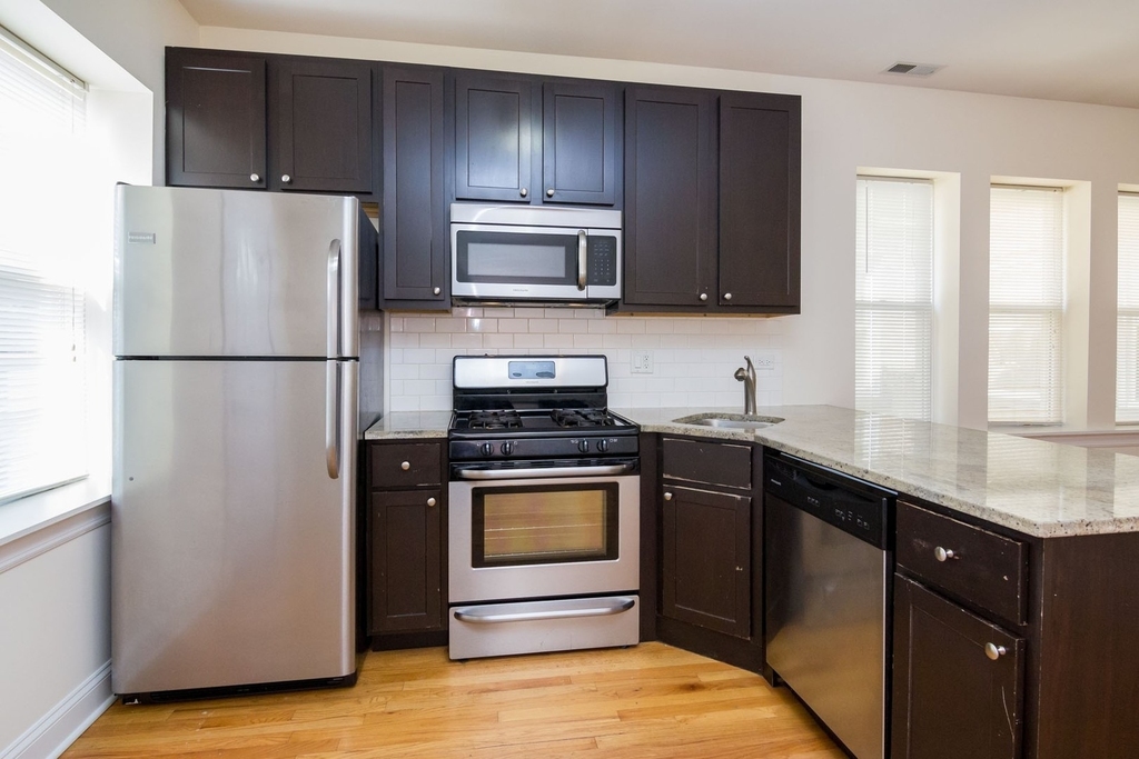 2035 W Arthur Avenue - Photo 2
