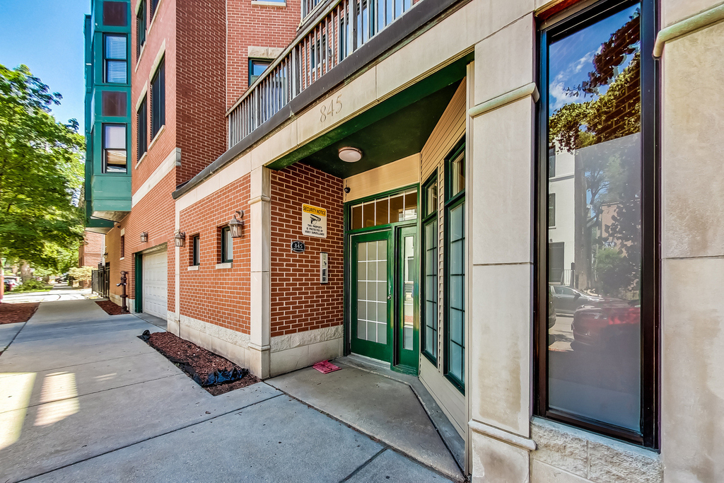 845 W Altgeld Street - Photo 2