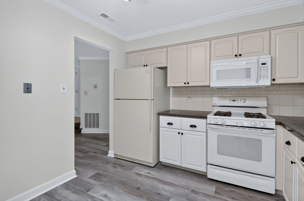 1753 Plymouth Court - Photo 7
