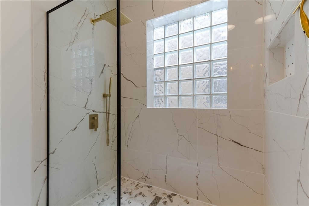 7028 N Ridge Boulevard - Photo 11