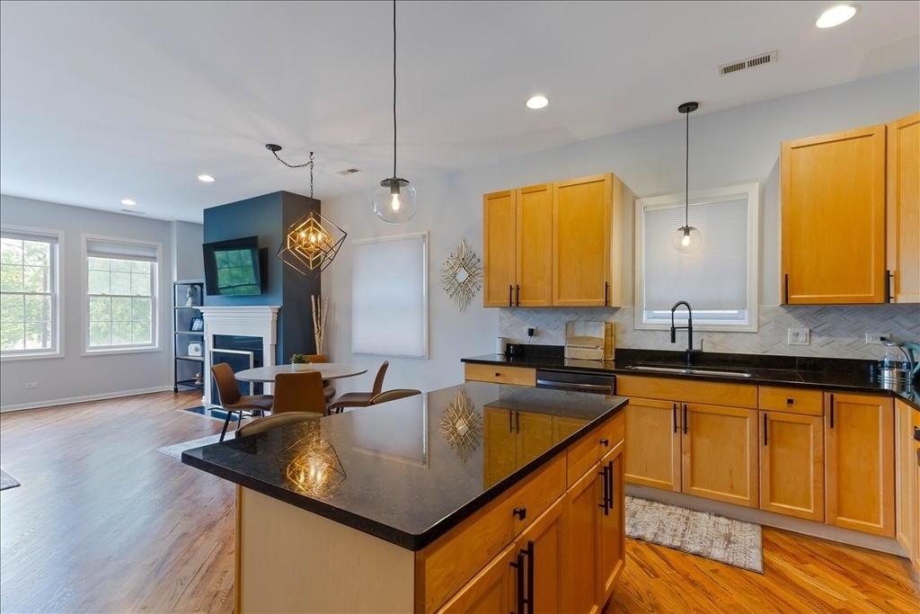 7028 N Ridge Boulevard - Photo 6