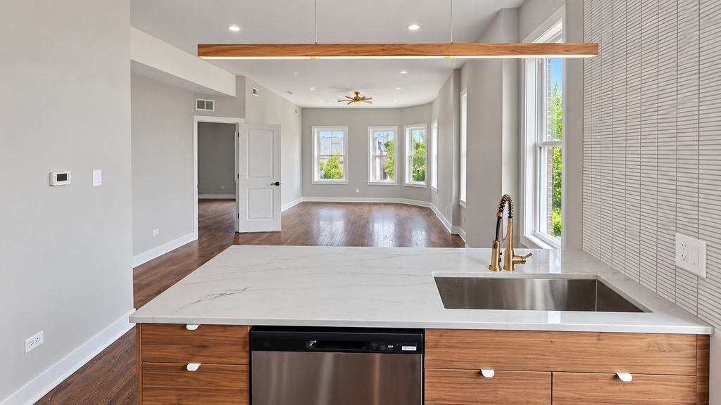 2024 S Ashland Avenue - Photo 2