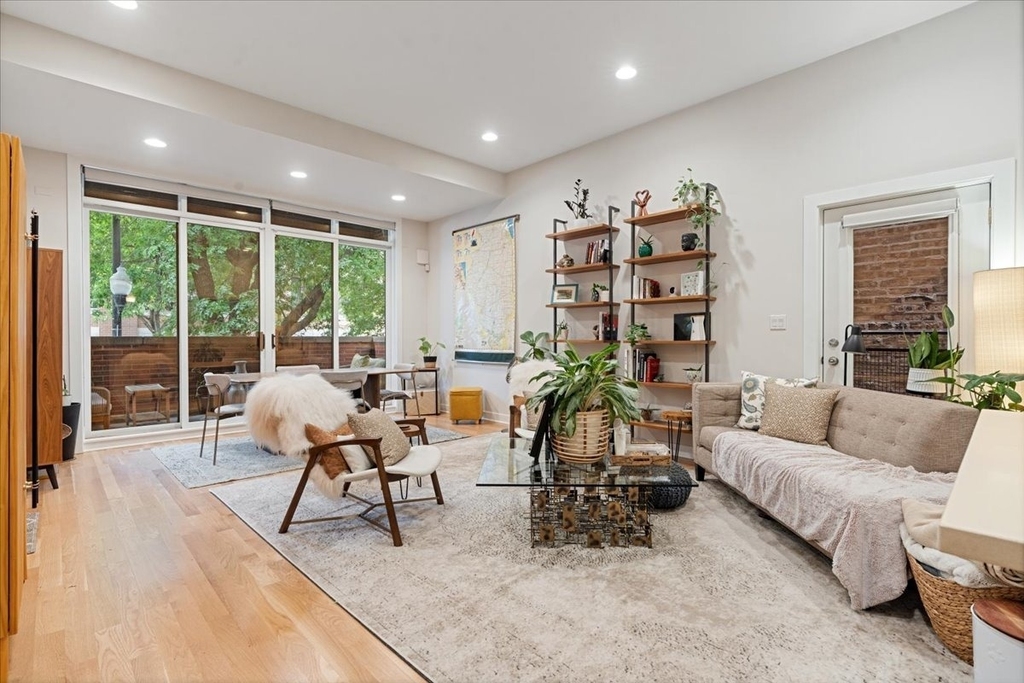 4842 N Damen Avenue - Photo 1