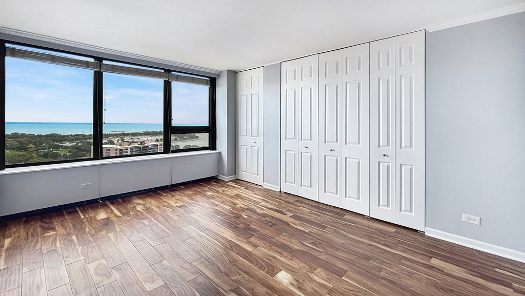 3930 N Pine Grove Avenue - Photo 8