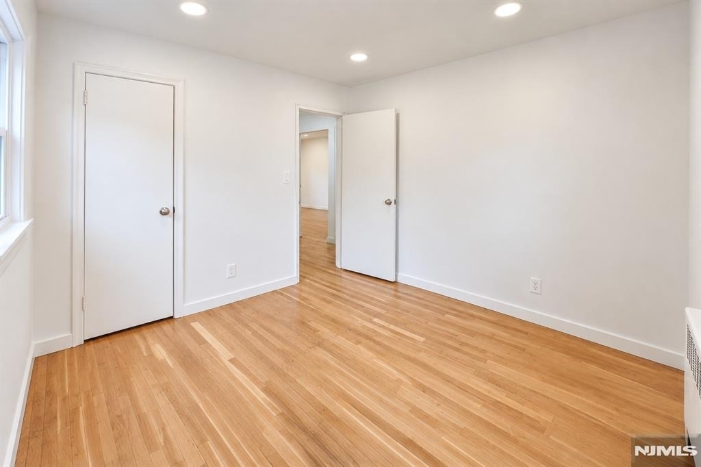 729 Broad - Photo 2