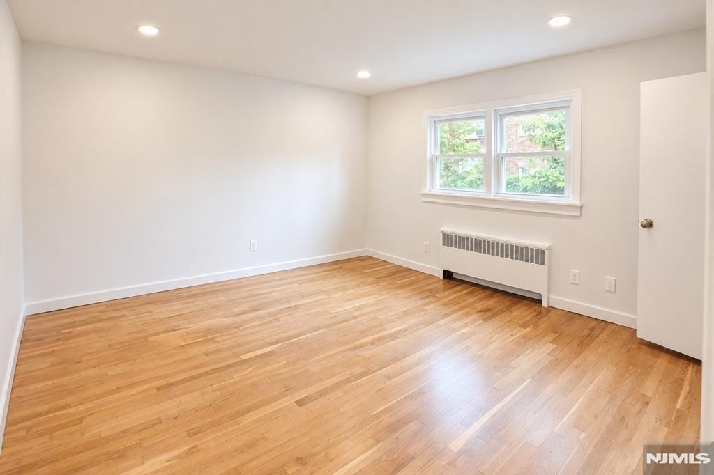 729 Broad - Photo 3