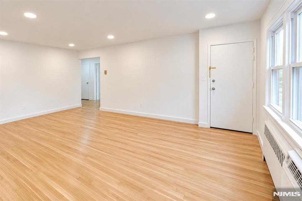 729 Broad - Photo 1