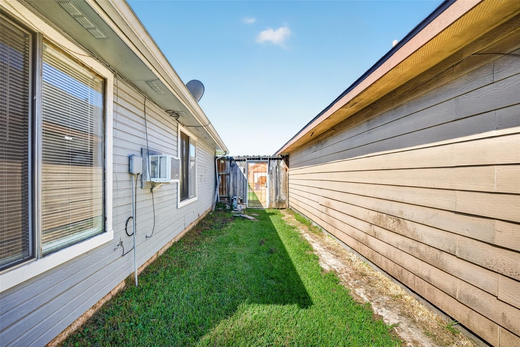 1126 Holbech Lane - Photo 23