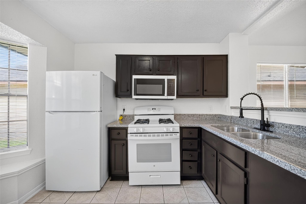 1126 Holbech Lane - Photo 8