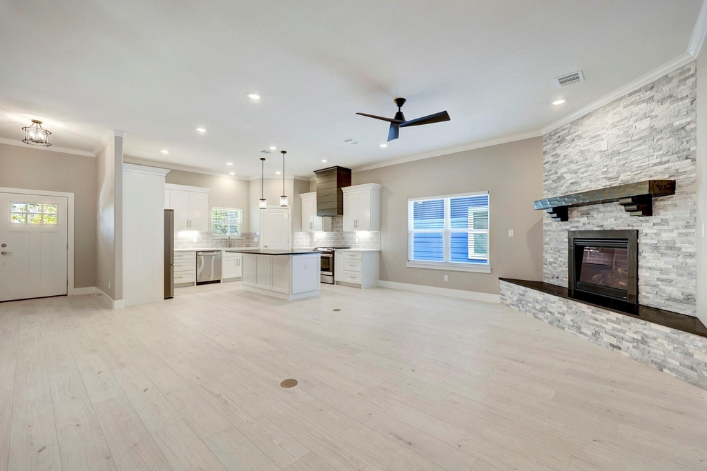 213 West - Photo 12