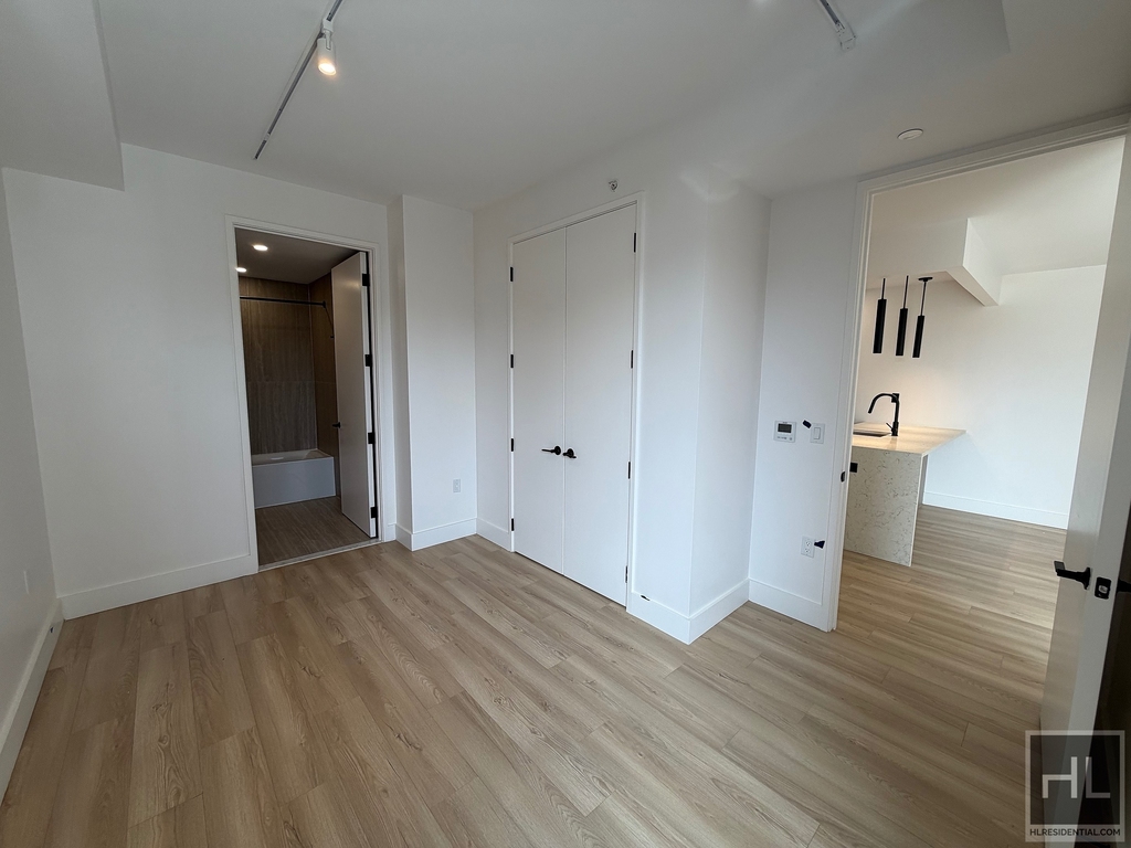 4 Avenue - Photo 3