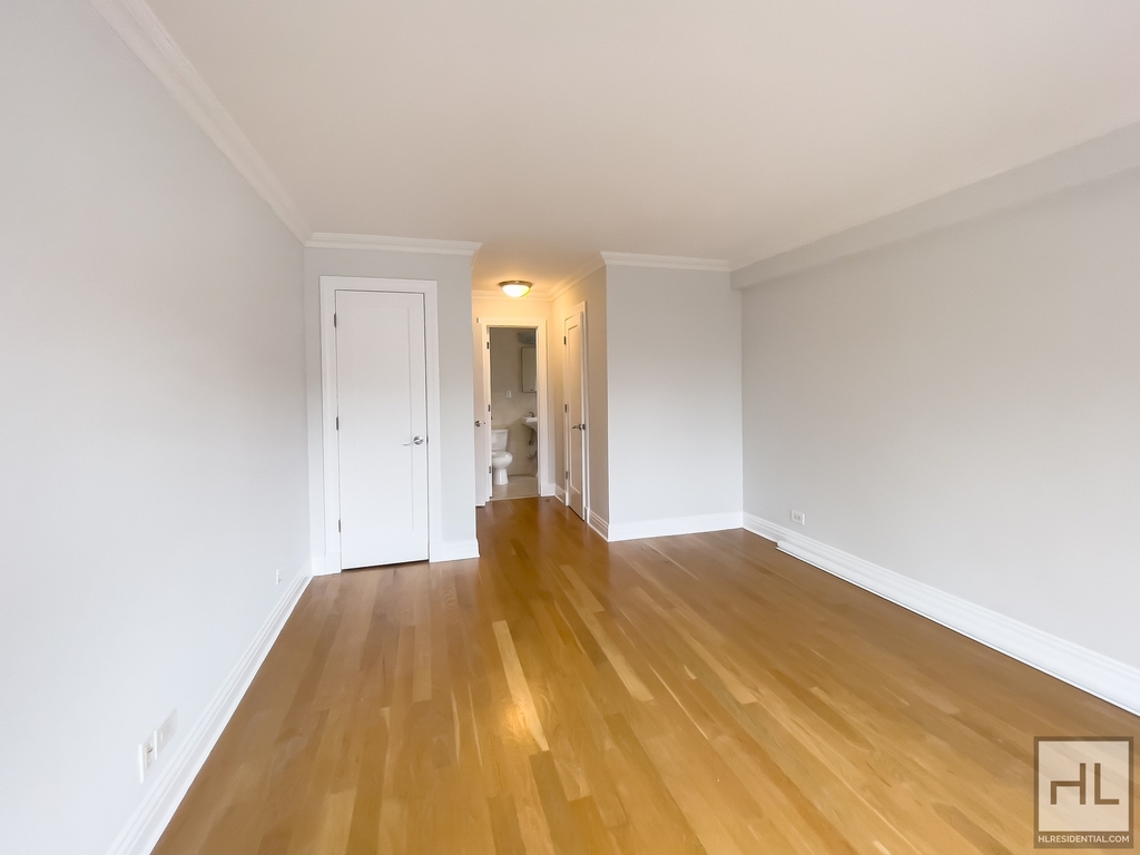 East 65th Street - Photo 8