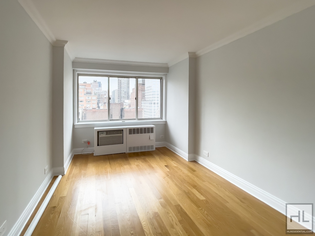 East 65th Street - Photo 5