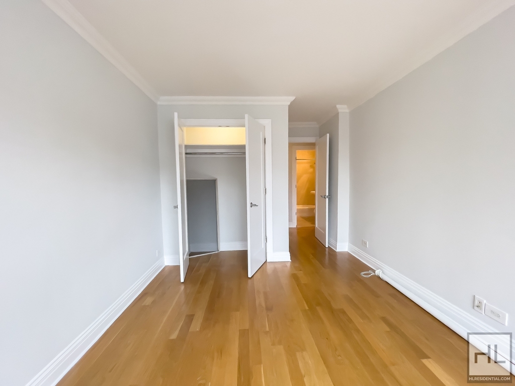 East 65th Street - Photo 6