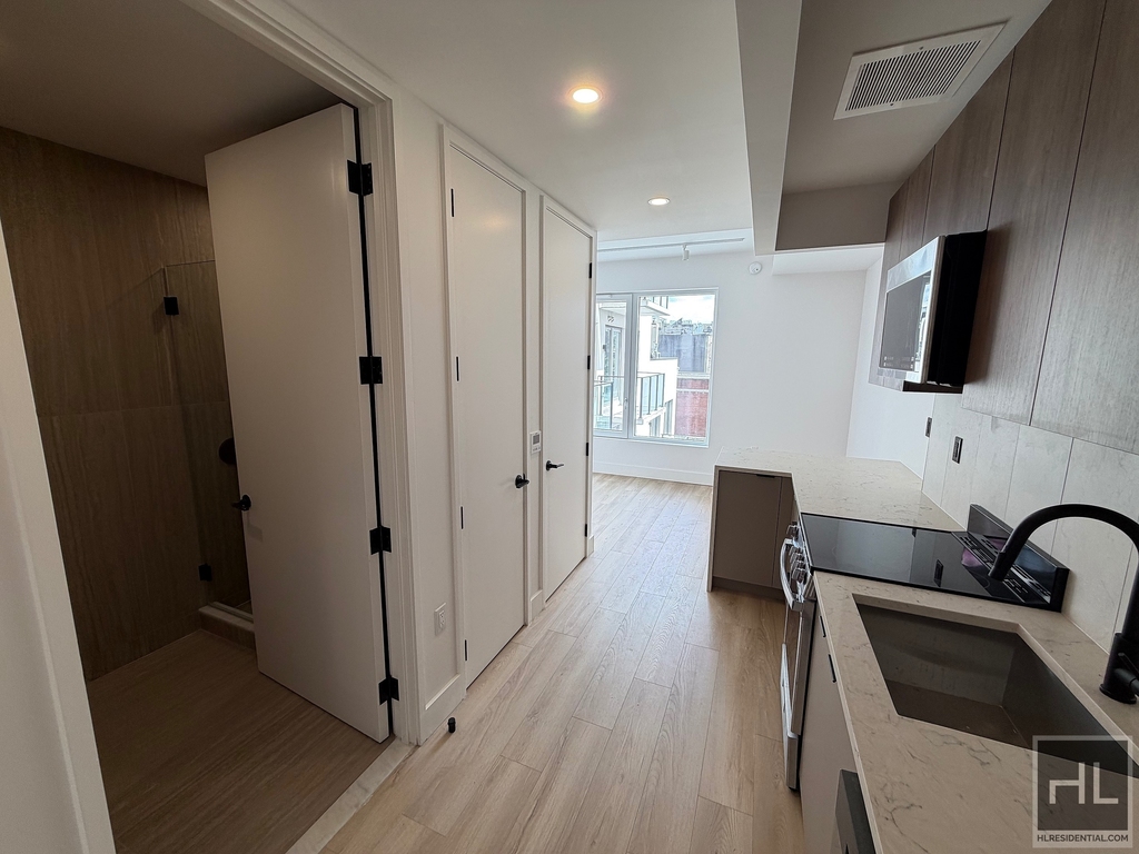 4 Avenue - Photo 0