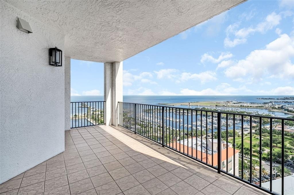 300 Beach Drive Ne - Photo 4