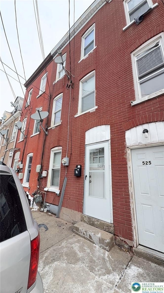 525 Elliger Street - Photo 0