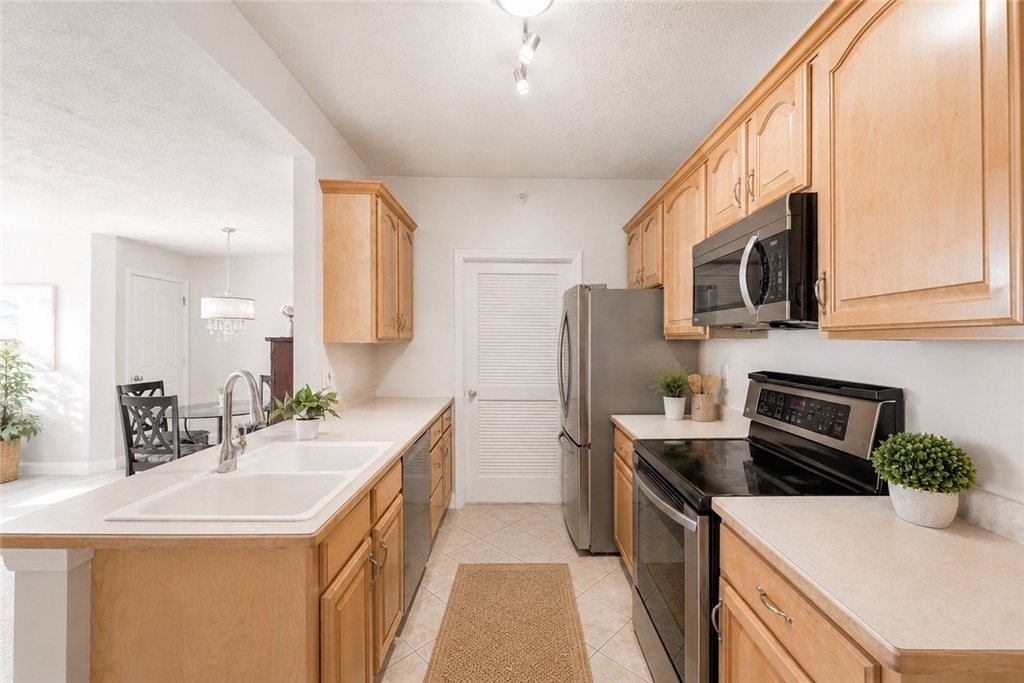 217 Adams Pointe Boulevard - Photo 8
