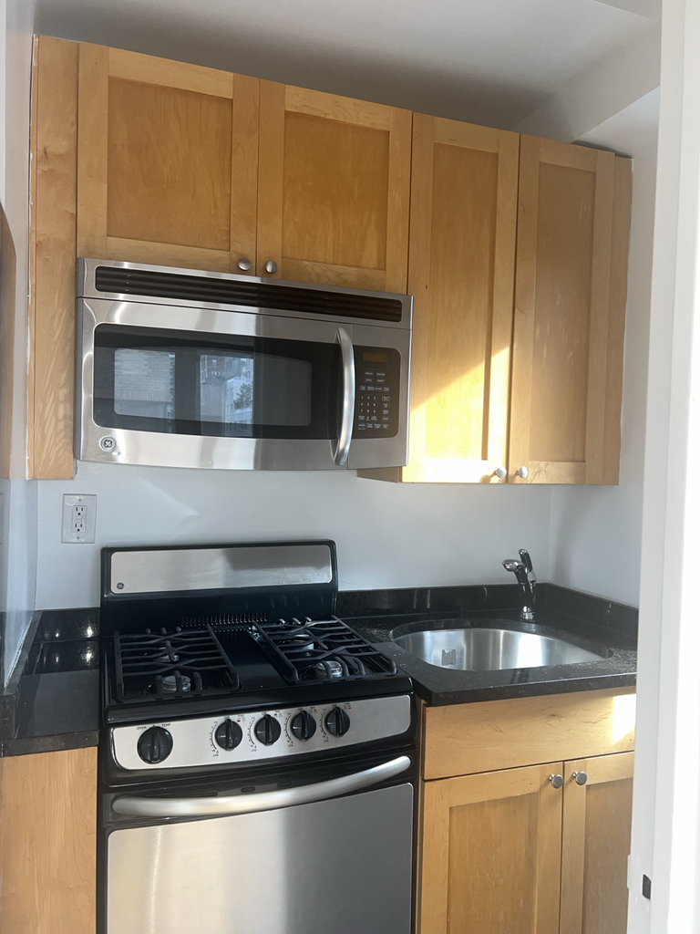 East 56th Street - Photo 12