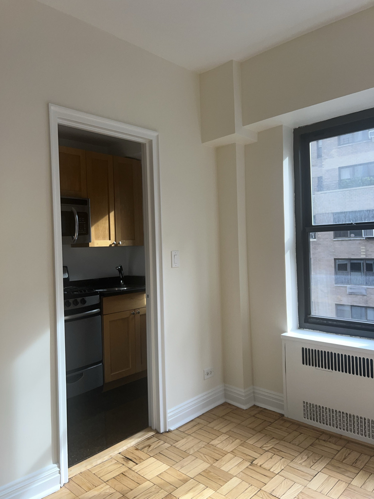 East 56th Street - Photo 11