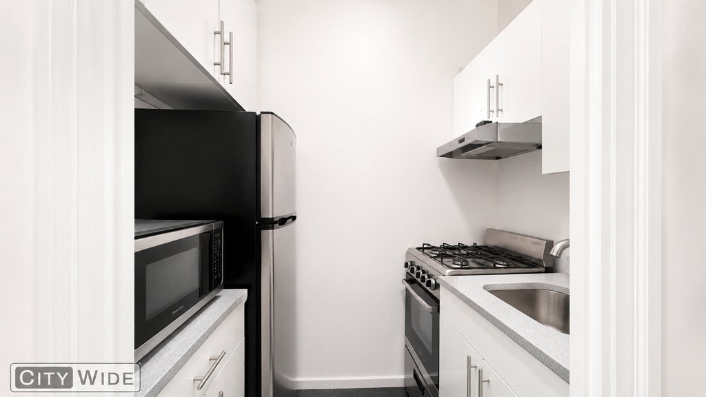 315 West 21st Street - Photo 0