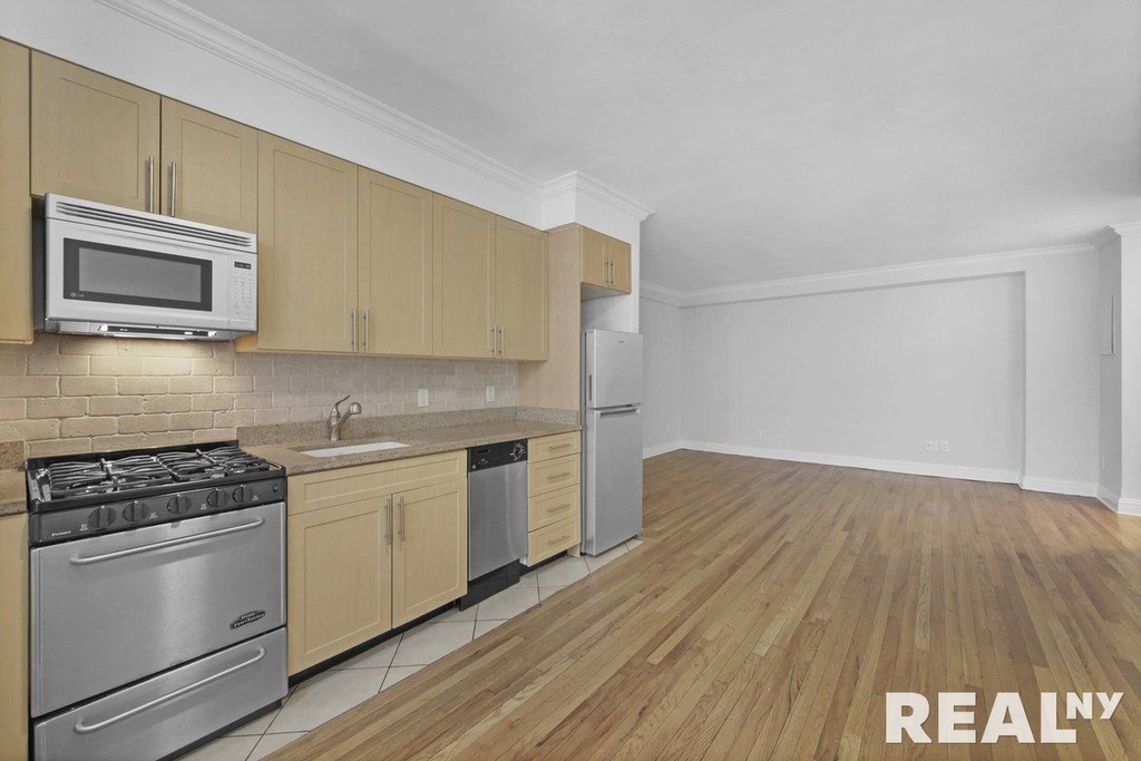West 15th Street - Photo 2