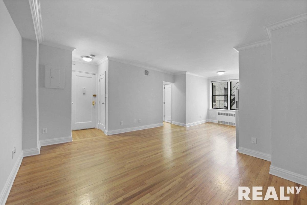 West 15th Street - Photo 3