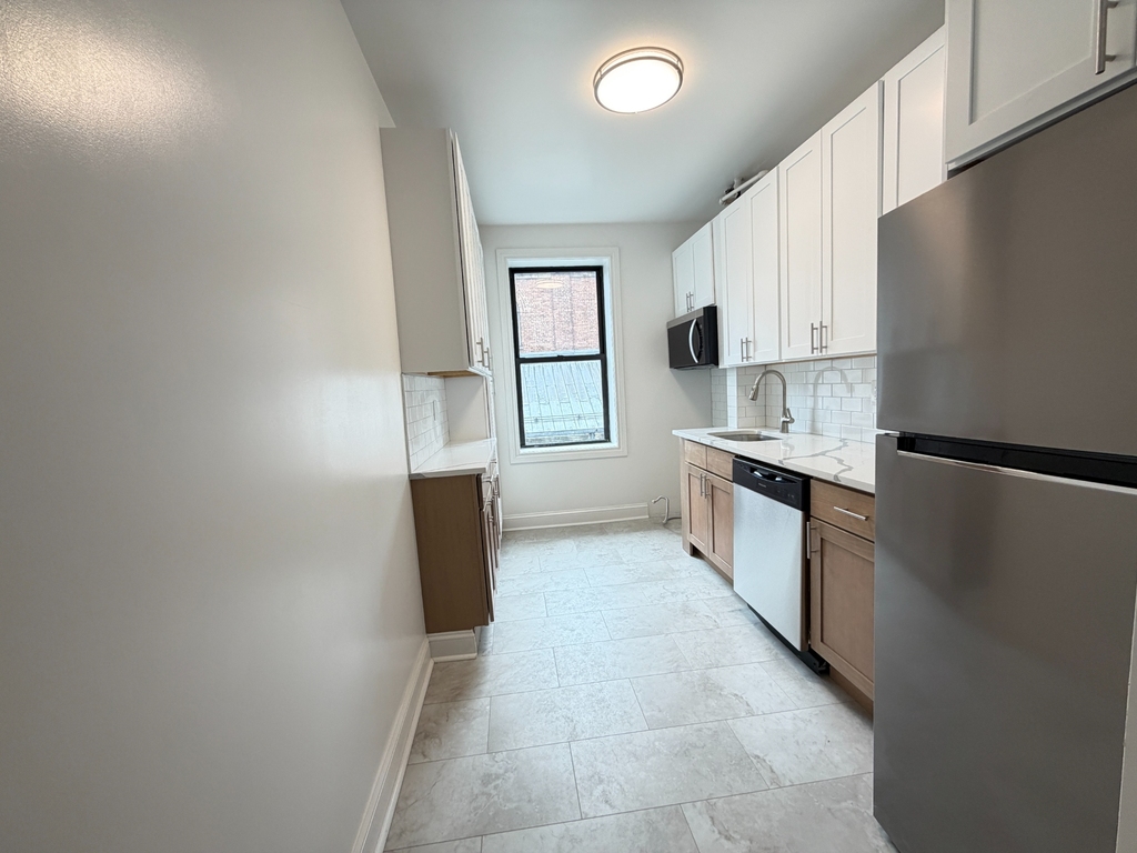 382 Wadsworth Avenue - Photo 2