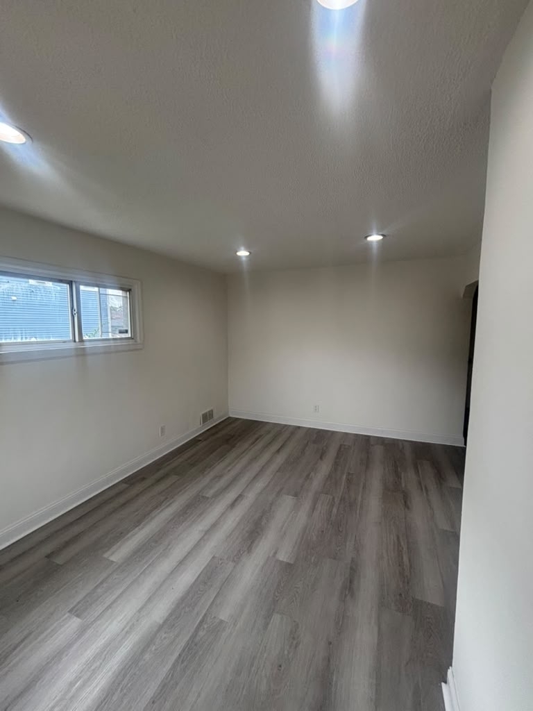 3BD,1Bath in St. Albans  - Photo 2