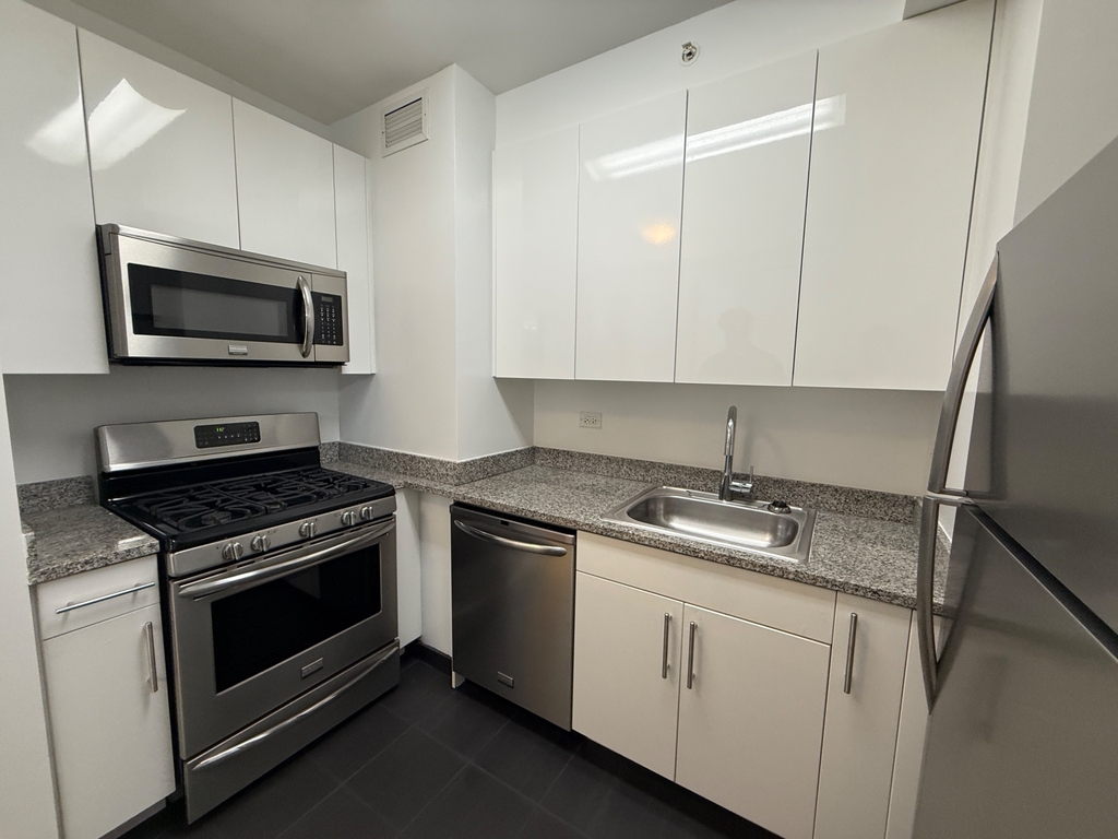 10th Ave & West 37th St  - Photo 3