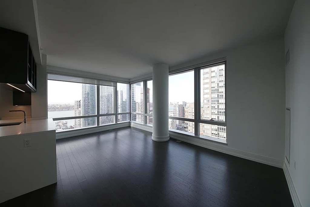 555 10th Avenue - Photo 0