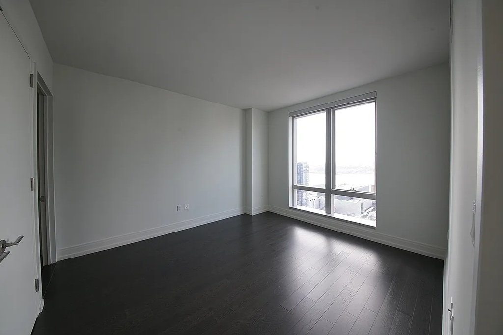 555 10th Avenue - Photo 2