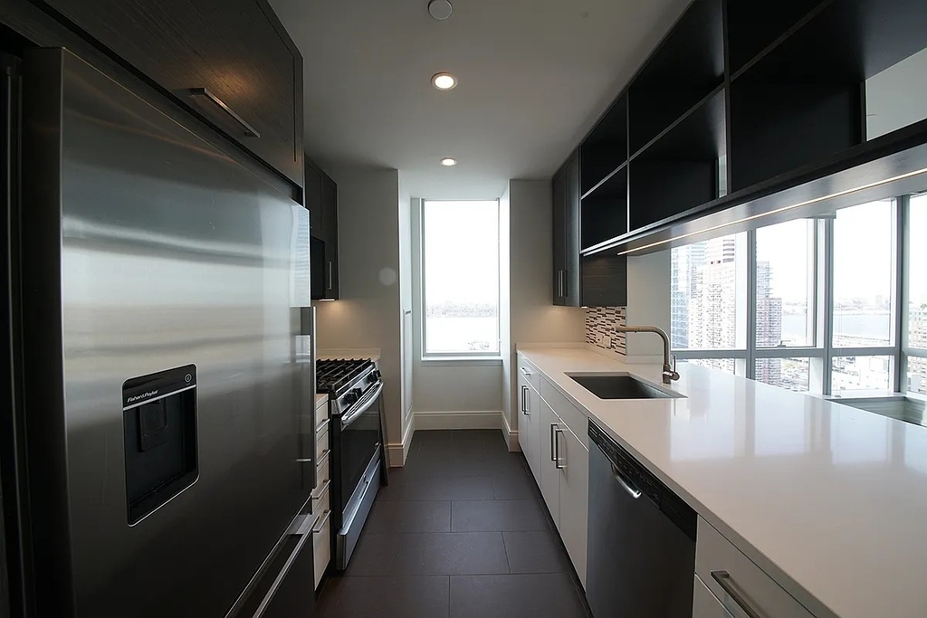555 10th Avenue - Photo 1